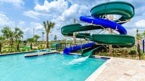 Un parc aquatique doté de plusieurs toboggans et d’une piscine.