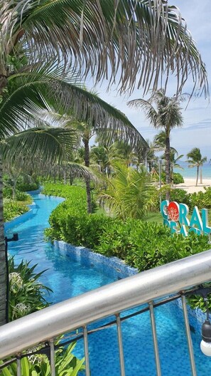 Kolam renang outdoor, dengan pengawal renang di properti