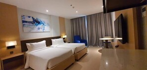 Habitación doble Deluxe, varias camas, vista a la playa | Sábanas de algodón egipcio y ropa de cama de alta calidad 