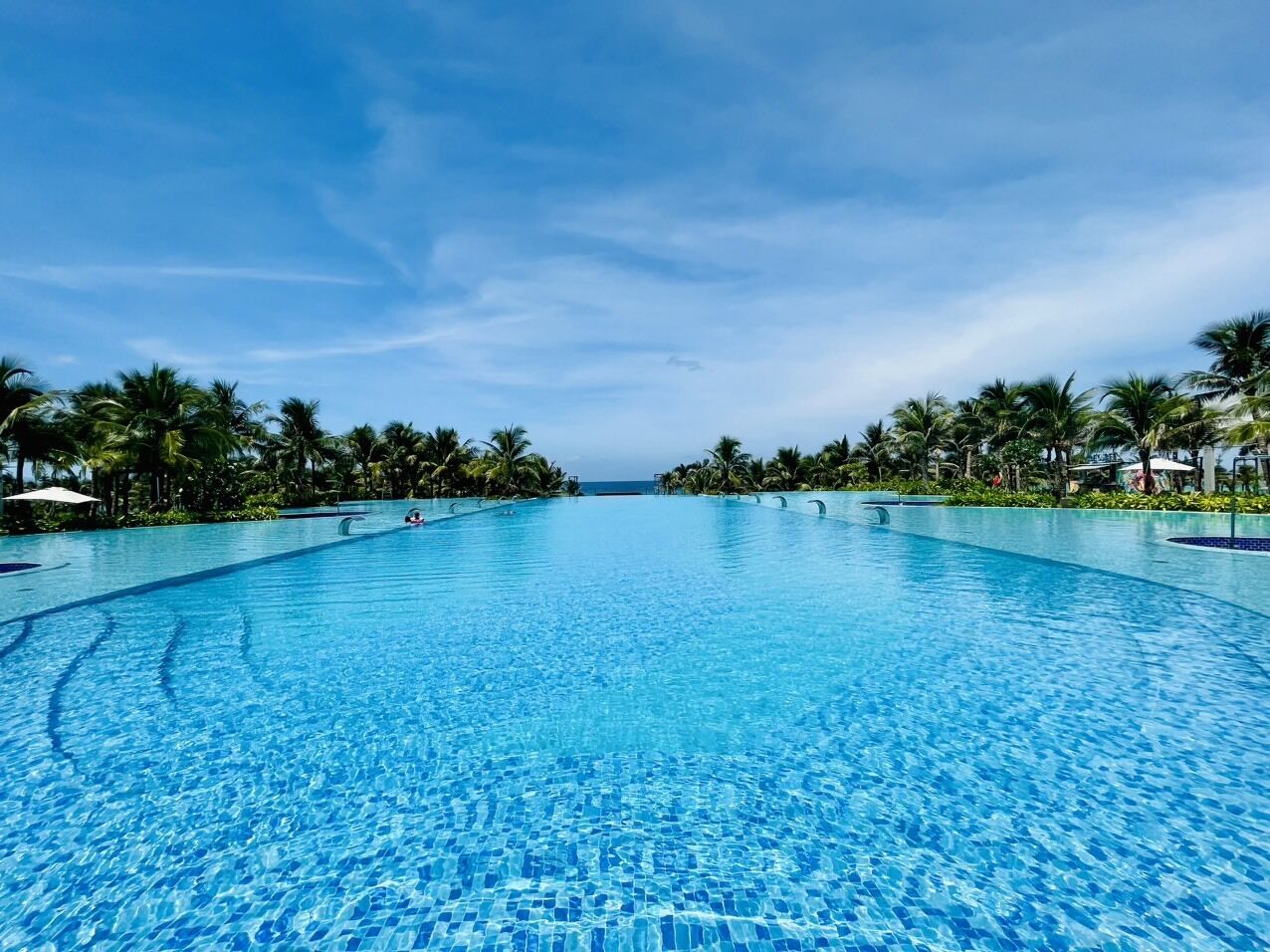 Außenpool, Rettungsschwimmer vor Ort