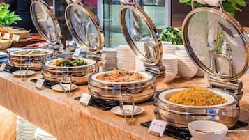 Daily buffet breakfast (VND 250000 per person)