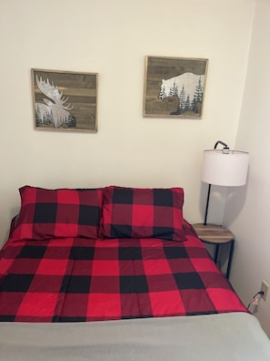 2 bedrooms, iron/ironing board, WiFi, bed sheets - Ruth Lake Resort Motel Room # 5 (Spurr Township)