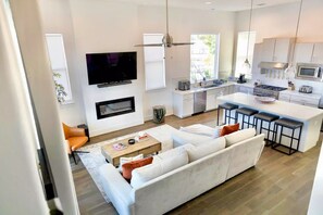 Smart TV, fireplace