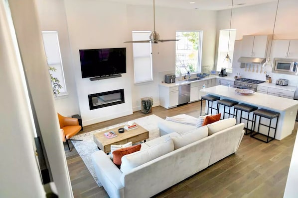 Smart TV, fireplace