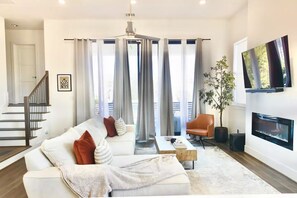 Smart TV, fireplace - Modern Home - 5 mins to Downtown - City Views - Sleeps 10 (Houston)