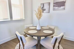 Dining - Modern Home - 5 mins to Downtown - City Views - Sleeps 10 (Houston)