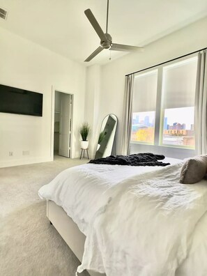 3 bedrooms, iron/ironing board, free WiFi, bed sheets - Modern Home - 5 mins to Downtown - City Views - Sleeps 10 (Houston)