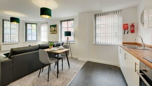 Apartment | In-room dining - Charltons Bonds Apartments 1B - By Week2Week (Newcastle-upon-Tyne)