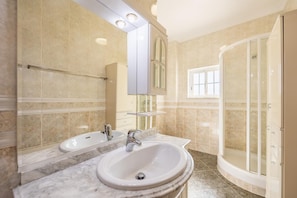 Douche, sèche-cheveux, serviettes fournies