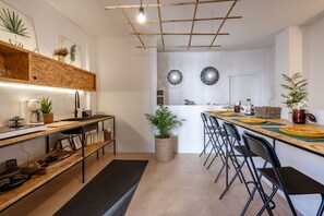 Fridge, stovetop, coffee/tea maker, electric kettle