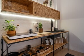 冷蔵庫、コンロ、コーヒー / ティーメーカー、電気ポット