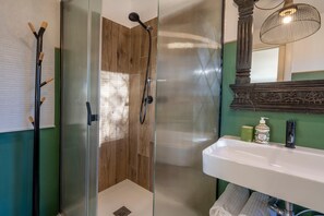 Dusj, hårføner og håndklær