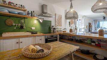 Fridge, oven, stovetop, coffee/tea maker