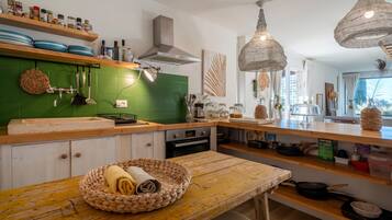 Frigorifero, forno, piano cottura, macchina per tè/caffè