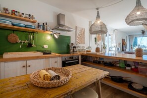 Kjøleskap, ovn, kokeplater og kaffetrakter/tekoker