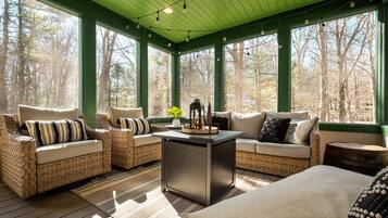 Casa, varias camas, patio | Interior