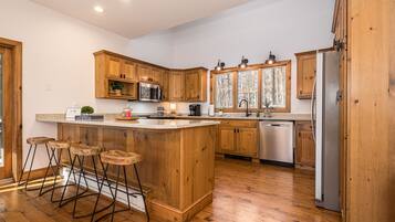 Casa, varias camas, patio | Cocina privada | Refrigerador, microondas, horno y parrilla de estufa