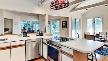 House (4 Bedrooms) | Property amenity