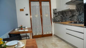 Großer Kühlschrank, Mikrowelle, Ofen, Herdplatte