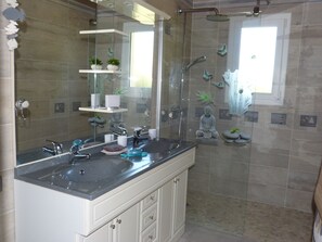 Douche, sèche-cheveux, serviettes fournies, savon