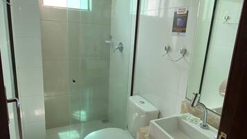 Chuveiro, secador de cabelo, toalhas de banho, sabonete