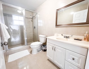 Séchoir à cheveux, bidet, serviettes fournies, savon