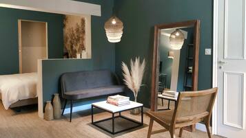 5 chambres, coffres-forts dans les chambres, bureau