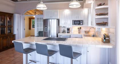 "Pristine 2bdrm/2bth, Epic Views, Generator, 5 Star reviews, Near Cruz Bay!"
