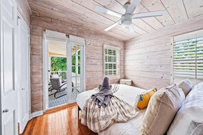 3 chambres, bureau, fer et planche à repasser, lit de bébé portatif