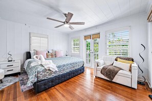 3 bedrooms, desk, iron/ironing board, travel cot