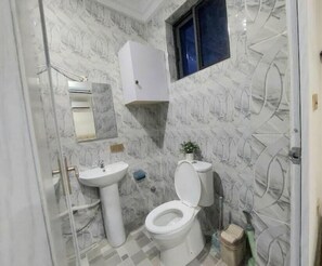 Serviettes fournies, savon, papier de toilette