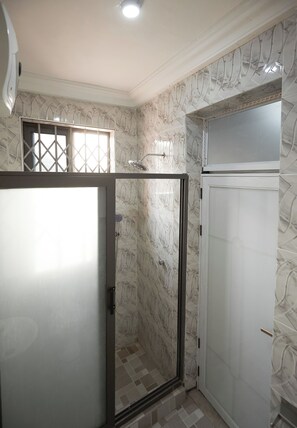 Towels, soap, toilet paper - Luxury Apartment in Kumasi (Kumasi)