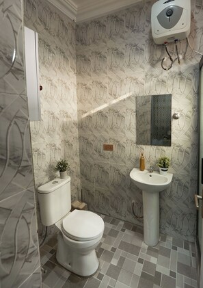 Serviettes fournies, savon, papier toilette