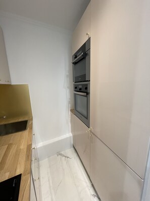 Fridge, microwave, oven, dishwasher - Cozy Flat in Invalides, center of Paris (Paris)