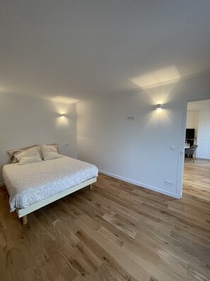 1 bedroom, in-room safe, iron/ironing board, free WiFi