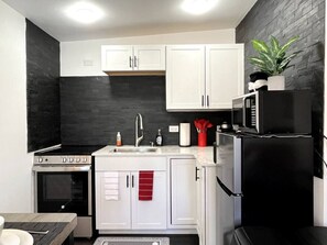 Fridge, microwave, oven, stovetop - The Hudson Suite Spot - Studio Apt Close to ASU (Tempe)