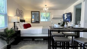 1 slaapkamer, een strijkplank/strijkijzer, wifi, beddengoed