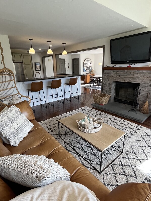 智能电视、壁炉、电子游戏、DVD 播放器