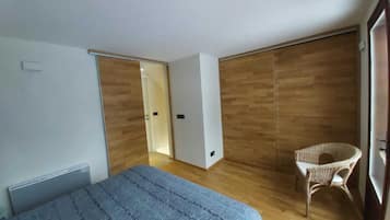 2 bedrooms, travel crib, bed sheets