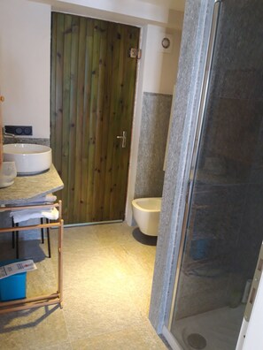 Douche, séchoir à cheveux, bidet, serviettes fournies