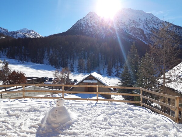 Escape to a serene winter wonderland with breathtaking mountain views and a cozy cabin retreat.