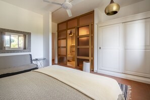 3 slaapkamers, een strijkplank/strijkijzer, gratis wifi, beddengoed