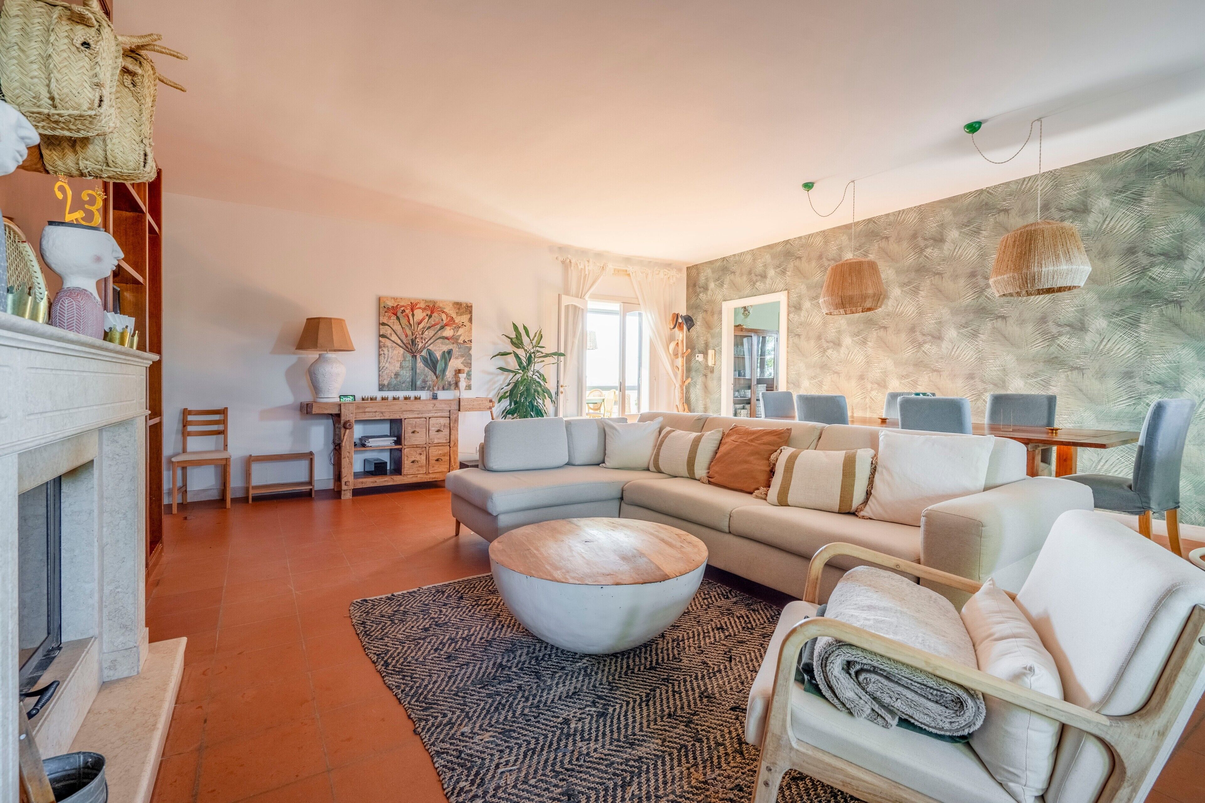 Televisión y chimenea 