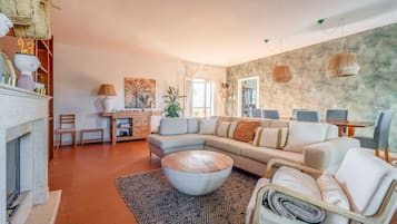 Televisión y chimenea