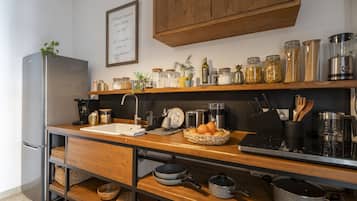 Refrigerador, parrilla de estufa, cafetera y tetera y tostadora