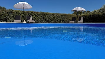 Piscine extérieure (ouverte en saison), parasols de plage