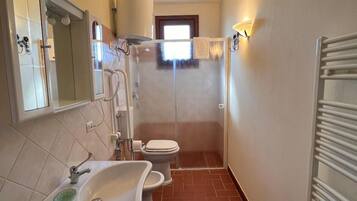 Comfort Apartment | Bathroom | Shower, free toiletries, hair dryer, bathrobes