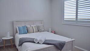 4 bedrooms, internet, bed sheets