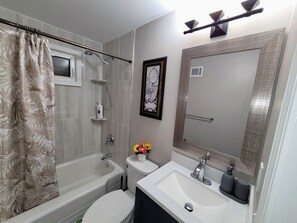 Articles de toilette (gratuits), séchoir à cheveux, serviettes fournies