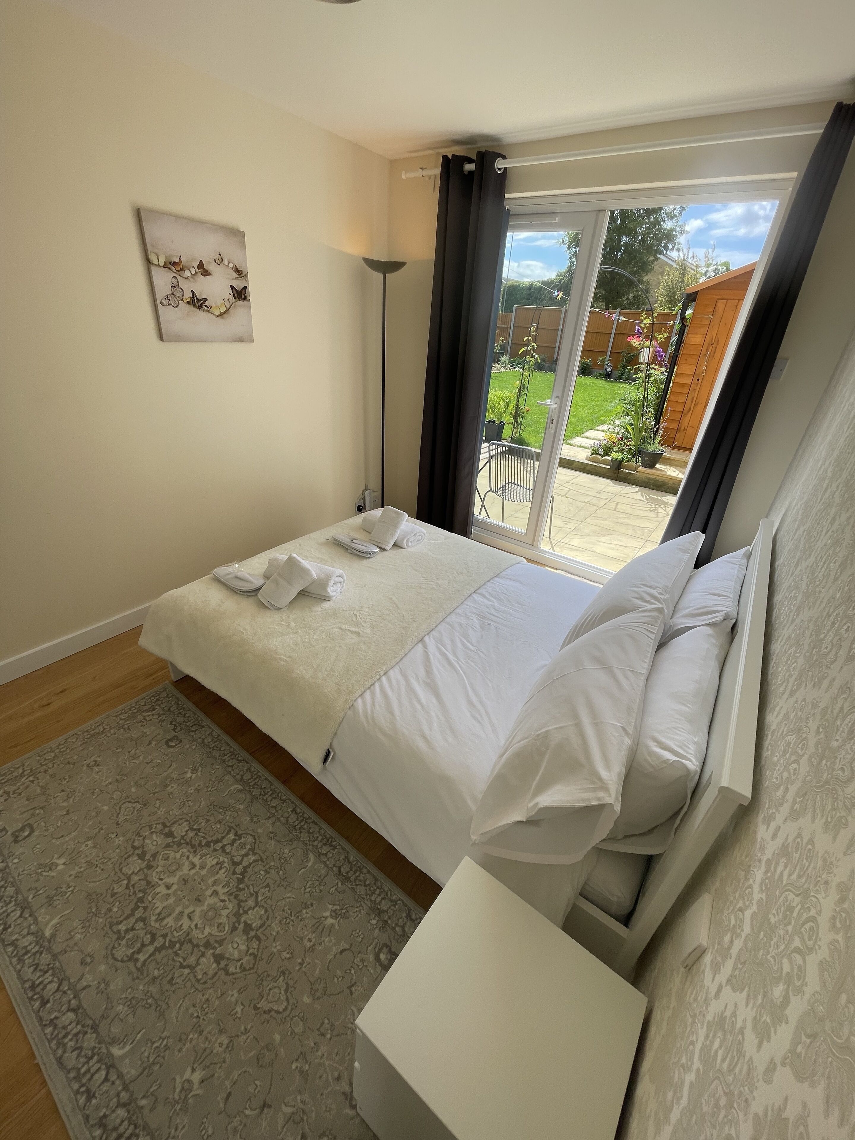 1 slaapkamer, geluiddichte muren, een strijkplank/strijkijzer, wifi